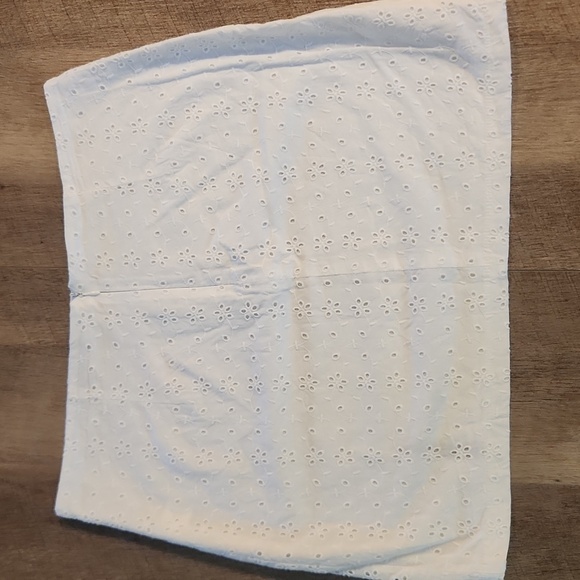 Kendall & Kylie White Eyelet Skirt. Size M - Picture 5 of 6